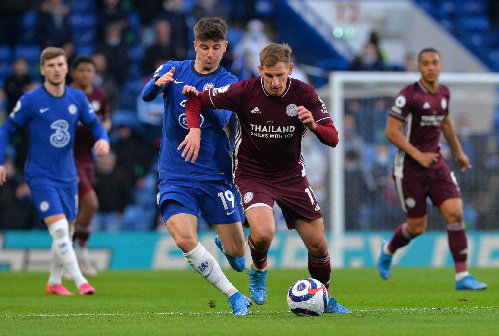 NBA常规赛战报：湖人客场险胜太阳,